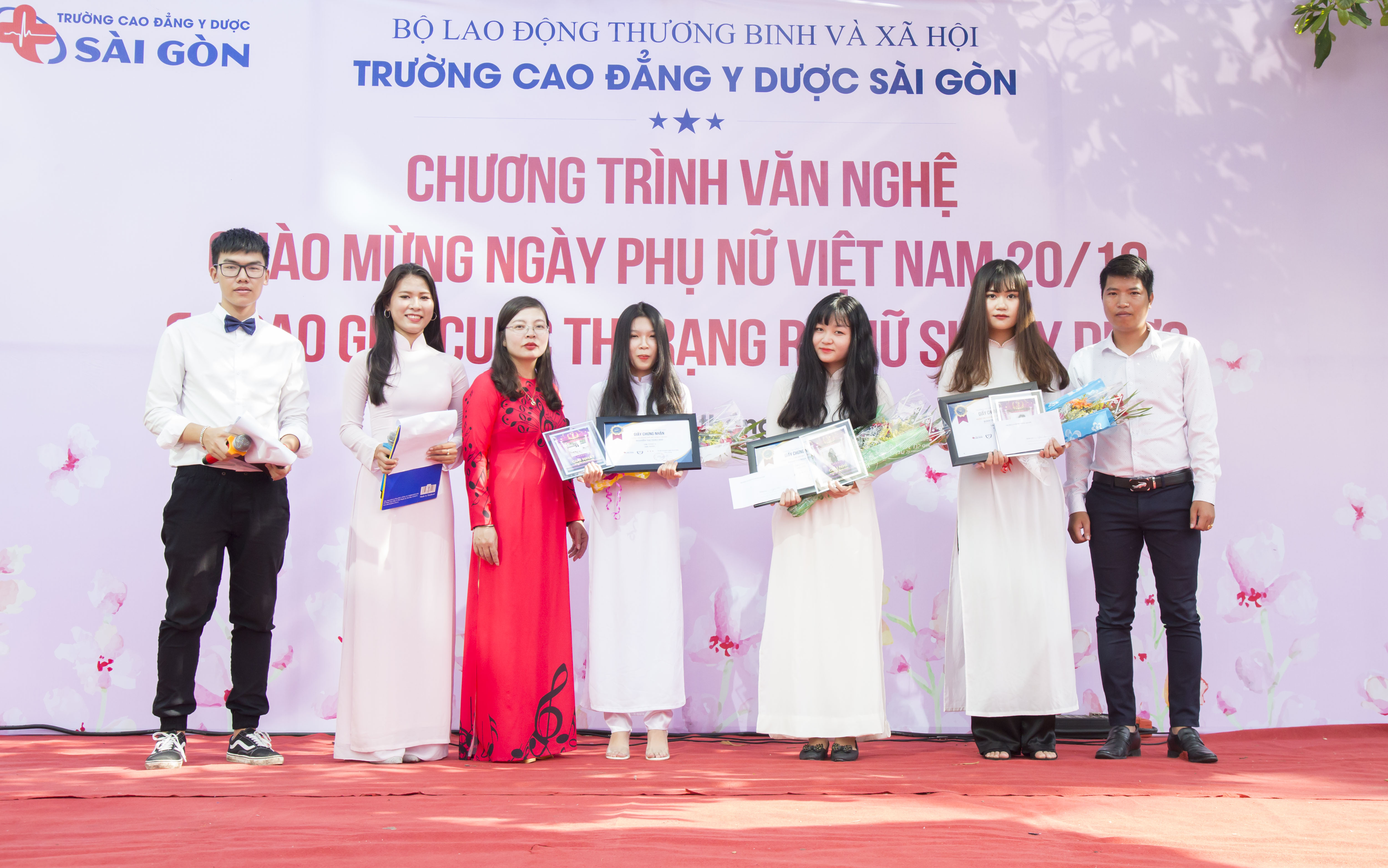 Thầy trò trường Cao đẳng Y Dược Sài Gòn chào mừng ngày 20/10