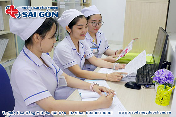 Tìm hiểu viên chức Hộ sinh hạng 4 phải có bằng cấp gì?