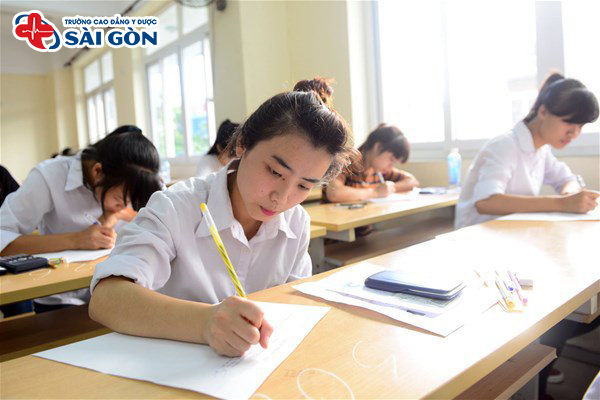Không giỏi sinh có học dược được không? Bí kíp để cải thiện môn Sinh?