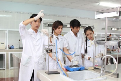 Sinh viên trường Cao đẳng Y Dược Sài Gòn trong giờ thực hành