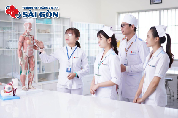 Ngành Điều dưỡng ra trường làm gì? Có dễ xin việc không?