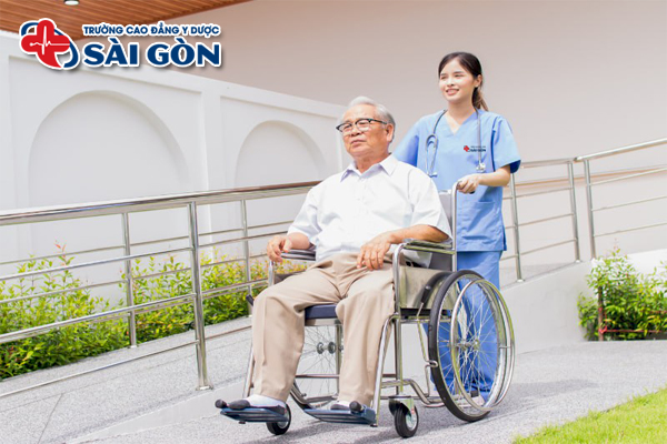 So sánh Y sĩ đa khoa và Điều dưỡng? Nên học ngành nào tốt hơn?