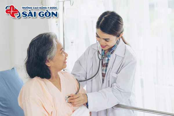 So sánh Y sĩ đa khoa và Điều dưỡng? Nên học ngành nào tốt hơn?