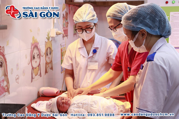 Ng&agrave;nh Hộ sinh: Tầm quan trọng, c&ocirc;ng việc v&agrave; cơ hội nghề nghiệp