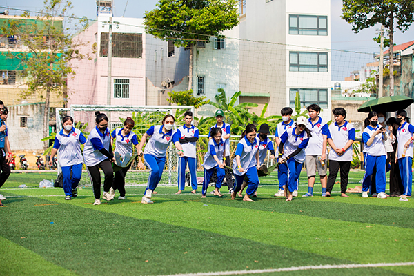 Đại hội thể thao sinh viên Trường Cao đẳng Y Dược Sài Gòn được tổ chức để chào mừng kỷ niệm 93 năm ngày thành lập Đoàn TNCS HCM (26/3/1931 - 26/3/2024) và giúp các bạn sinh viên có sân chơi thể thao lành mạnh và phát triển giáo dục toàn diện. Tại đây, các em đã có một sân chơi đầy ắp niềm vui.  Đại hội thể thao sinh viên Trường Cao đẳng Y Dược Sài Gòn Giải bóng đá Bóng đá là một môn thể thao vua thu hút phái mạnh. Các bạn nam sinh viên của Trường Cao đẳng Y Dược Sài Gòn ngoài việc học tập tốt thì đều là những thanh niên yêu môn thể thao vua này.  Sự kiện tổ chức để hòa chung không khí tổ chức phong trào hoạt động sinh viên Nhà trường năm học 2024 - 2025 và chào mừng 93 năm ngày thành lập Đoàn TNCS Hồ Chí Minh 26/03/1931 - 26/03/2023.  Qua giải bóng đá, nhà trường muốn tạo không khí thi đua sôi nổi, rèn luyện thể chất, sức khỏe cho các bạn nam sinh viên. Từ đó, giúp các bạn phấn đấu trở thành công dân có ích cho xã hội.  Sinh viên đăng ký tham gia theo đội, nhóm lớp liên quân cùng khóa với nhau. Mỗi lớp đủ số lượng thành viên sẽ tính một đội. Các lớp không đủ thành viên có thể liên quân với nhau để tham gia.  Giải bóng đá năm nay đã thu hút được 10 đội bóng các lớp tham gia thi đấu. Tất cả các đội thi đều mang trong mình một tinh thần chiến đấu hết mình.  10 đội thi đấu được chia thành 2 bảng, bảng A, bảng BThi đấu vòng tròn ở các bảng và chọn 2 đội nhất nhì bảng vào vòng tứ kết.  Thời gian thi đấu mỗi trận 40 phút, chia làm hai hiệp, mỗi hiệp 20 phút, nghỉ giải lao giữa trận 5 - 10 phút.  Vòng tứ kết: Thi đấu loại trực tiếp, chọn 4 đội thắng vào thi đấu bán kết.  Vòng bán kết: 2 đội thắng bán kết vào thi đấu chung kết. 2 đội thua đồng hạng 3.  Nếu hết thời gian thi đấu chính thức 2 hiệp mà 2 đội có kết quả hòa thì sẽ xác định đội đi tiếp qua kết quả lượt sút penalty.  Trên sân thi đấu, nhiệt độ ngoài trời đang rất cao nhưng những điều này không cản bước chân của các đội thi. Các cổ động viên ngoài sân thì liên tục hò reo để tiếp thêm sức mạnh cho họ.    Qua từng đường bóng, các cầu thủ nam thể hiện được chiến thuật xuất sắc của mình khiến người xem hết bất ngờ này tới bất ngờ khác. Từng pha ghi bàn đẹp không hề thua kém gì so với các giải đấu bóng chuyên nghiệp.  Sau những trận thi đấu cam go và quyết liệt, đã có 2 đội hình bước vào trận chung kết chính là đội PHARMAR FC và FC PH_XN. Trên sân là tiếng reo hò, cổ vũ của các cổ động viên đến từ các lớp khiến cho tinh thần chiến đấu trở nên cuồng nhiệt hơn bao giờ hết.  Bằng tinh thần và sự cố gắng hết mình, chiến thắng chung cuộc đã thuộc về những chiến binh đến từ đội thi PHARMAR FC.      Ngoài ra, các giải khác còn được trao cho các đội thi như:  Giải Nhì: FC PH_XN Giải phong cách: Dược 5 K16 Giải thủ môn xuất sắc: Nguyễn Văn Trọng Hoàng - PHARMAR FC Giải vua phá lưới: Nguyễn Hữu Phước - PHARMAR FC Ngoài giải bóng đá thì hội thao còn có các trò chơi khác dành cho tất cả các bạn sinh viên trong trường như: Kéo co, Chạy tiếp sức cứu hộ, Nhảy bao bố tiếp sức.  Trò chơi kéo co Mỗi đội thi bao gồm 10 thành viên trong đó có 5 nam và 5 nữ. 10 đội chia thành 5 cặp bốc thăm để thi đấu trực tiếp với nhau. Sau đó qua các vòng sẽ chọn ra 2 đội bước vào chung kết.  Cuộc thi này đội thi nào cũng cân tài cân sức, các bạn cổ động viên cổ vũ hò reo hết mình. Có thể nói các bạn sinh viên Trường Cao đẳng Y Dược Sài Gòn của chúng ta đã thi đấu với tinh thần quyết chiến – quyết thắng, thi đấu vì niềm đam mê thể thao và bằng hết nhiệt huyết của tuổi trẻ.    Kết quả chung cuộc của cuộc thi kéo co như sau:  Giải nhất: Dược 2 – K16 CS1 Giải nhì: Dược 1 – K14 CS2 Giải ba: Dược 2 – K16, XN K16 CS2 Giải khuyến khích: Dược 3 – K15 CS1 Trò chơi chạy tiếp sức cứu hộ Mỗi đội thi sẽ gồm 9 người (8 người tham gia chạy và 1 người có nhiệm vụ nằm trên cáng). 10 đội chia thành 5 cặp bốc thăm để thi đấu trực tiếp với nhau. Trò chơi này giúp các em vừa rè luyện thể lựa và vừa tái hiện lại chương trình mà mình đang học khi cứu giúp bệnh nhân.        Kết quả chung cuộc của cuộc thi chạy tiếp sức cứu hộ như sau:  Giải nhất: PHCN – K16 CS2 Giải nhì: Dược 1 – K14 CS2 Giải ba: Dược 2 – K16, XN K16 CS2 Giải khuyến khích: Dược 3 – K15 CS1 Trò chơi nhảy bao bố tiếp sức 10 đội chơi bốc thăm chia thành 2 bảng A và B, mỗi bảng gồm 5 đội Số lượng thành viên tham gia mỗi đội: 10 thành viên. 5 đội sẽ thi đấu cùng một l lúc. Chọn ra 2 đội về nhất và nhì tại 2 bảng A, B để vào trận chung kết.   Trò chơi này đảm bảo các đồng đội cần kết hợp ăn ý và có sức bền cao. Sau các trận đấu cam go thì 2 đội PHCN – K16 CS2 và Dược 2 – K16, XN K16 CS2 tiến tới chung kết.    Kết quả chung cuộc của cuộc thi nhảy bao bố tiếp sức như sau:  Giải nhất: PHCN – K16 CS2 Giải nhì: Dược 2 – K16, XN K16 CS2 Giải ba: Điều dưỡng 1 – K16 CS1 Giải khuyến khích: Dược 2 – K16 CS1 Hãy cùng nhau xem lại những khoảnh khắc đã ghi lại được của ngày hôm đó nhé!  Kết thúc hội thi thể thao là những cái bắt tay, cái ôm nồng nhiệt của các đội dành cho nhau. Thắng hay thua không quan trọng hơn hết là các em bạn sinh viên đã có được một sân chơi ý nghĩa. Nơi đó các bạn được thể hiện hết mình, thi đấu đẹp và trên hết là tinh thần tập thể tuyệt vời.