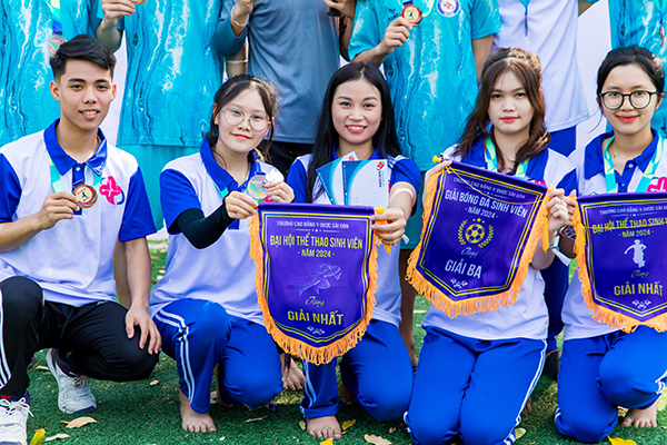 Đại hội thể thao sinh viên Trường Cao đẳng Y Dược Sài Gòn được tổ chức để chào mừng kỷ niệm 93 năm ngày thành lập Đoàn TNCS HCM (26/3/1931 - 26/3/2024) và giúp các bạn sinh viên có sân chơi thể thao lành mạnh và phát triển giáo dục toàn diện. Tại đây, các em đã có một sân chơi đầy ắp niềm vui.  Đại hội thể thao sinh viên Trường Cao đẳng Y Dược Sài Gòn Giải bóng đá Bóng đá là một môn thể thao vua thu hút phái mạnh. Các bạn nam sinh viên của Trường Cao đẳng Y Dược Sài Gòn ngoài việc học tập tốt thì đều là những thanh niên yêu môn thể thao vua này.  Sự kiện tổ chức để hòa chung không khí tổ chức phong trào hoạt động sinh viên Nhà trường năm học 2024 - 2025 và chào mừng 93 năm ngày thành lập Đoàn TNCS Hồ Chí Minh 26/03/1931 - 26/03/2023.  Qua giải bóng đá, nhà trường muốn tạo không khí thi đua sôi nổi, rèn luyện thể chất, sức khỏe cho các bạn nam sinh viên. Từ đó, giúp các bạn phấn đấu trở thành công dân có ích cho xã hội.  Sinh viên đăng ký tham gia theo đội, nhóm lớp liên quân cùng khóa với nhau. Mỗi lớp đủ số lượng thành viên sẽ tính một đội. Các lớp không đủ thành viên có thể liên quân với nhau để tham gia.  Giải bóng đá năm nay đã thu hút được 10 đội bóng các lớp tham gia thi đấu. Tất cả các đội thi đều mang trong mình một tinh thần chiến đấu hết mình.  10 đội thi đấu được chia thành 2 bảng, bảng A, bảng BThi đấu vòng tròn ở các bảng và chọn 2 đội nhất nhì bảng vào vòng tứ kết.  Thời gian thi đấu mỗi trận 40 phút, chia làm hai hiệp, mỗi hiệp 20 phút, nghỉ giải lao giữa trận 5 - 10 phút.  Vòng tứ kết: Thi đấu loại trực tiếp, chọn 4 đội thắng vào thi đấu bán kết.  Vòng bán kết: 2 đội thắng bán kết vào thi đấu chung kết. 2 đội thua đồng hạng 3.  Nếu hết thời gian thi đấu chính thức 2 hiệp mà 2 đội có kết quả hòa thì sẽ xác định đội đi tiếp qua kết quả lượt sút penalty.  Trên sân thi đấu, nhiệt độ ngoài trời đang rất cao nhưng những điều này không cản bước chân của các đội thi. Các cổ động viên ngoài sân thì liên tục hò reo để tiếp thêm sức mạnh cho họ.    Qua từng đường bóng, các cầu thủ nam thể hiện được chiến thuật xuất sắc của mình khiến người xem hết bất ngờ này tới bất ngờ khác. Từng pha ghi bàn đẹp không hề thua kém gì so với các giải đấu bóng chuyên nghiệp.  Sau những trận thi đấu cam go và quyết liệt, đã có 2 đội hình bước vào trận chung kết chính là đội PHARMAR FC và FC PH_XN. Trên sân là tiếng reo hò, cổ vũ của các cổ động viên đến từ các lớp khiến cho tinh thần chiến đấu trở nên cuồng nhiệt hơn bao giờ hết.  Bằng tinh thần và sự cố gắng hết mình, chiến thắng chung cuộc đã thuộc về những chiến binh đến từ đội thi PHARMAR FC.      Ngoài ra, các giải khác còn được trao cho các đội thi như:  Giải Nhì: FC PH_XN Giải phong cách: Dược 5 K16 Giải thủ môn xuất sắc: Nguyễn Văn Trọng Hoàng - PHARMAR FC Giải vua phá lưới: Nguyễn Hữu Phước - PHARMAR FC Ngoài giải bóng đá thì hội thao còn có các trò chơi khác dành cho tất cả các bạn sinh viên trong trường như: Kéo co, Chạy tiếp sức cứu hộ, Nhảy bao bố tiếp sức.  Trò chơi kéo co Mỗi đội thi bao gồm 10 thành viên trong đó có 5 nam và 5 nữ. 10 đội chia thành 5 cặp bốc thăm để thi đấu trực tiếp với nhau. Sau đó qua các vòng sẽ chọn ra 2 đội bước vào chung kết.  Cuộc thi này đội thi nào cũng cân tài cân sức, các bạn cổ động viên cổ vũ hò reo hết mình. Có thể nói các bạn sinh viên Trường Cao đẳng Y Dược Sài Gòn của chúng ta đã thi đấu với tinh thần quyết chiến – quyết thắng, thi đấu vì niềm đam mê thể thao và bằng hết nhiệt huyết của tuổi trẻ.    Kết quả chung cuộc của cuộc thi kéo co như sau:  Giải nhất: Dược 2 – K16 CS1 Giải nhì: Dược 1 – K14 CS2 Giải ba: Dược 2 – K16, XN K16 CS2 Giải khuyến khích: Dược 3 – K15 CS1 Trò chơi chạy tiếp sức cứu hộ Mỗi đội thi sẽ gồm 9 người (8 người tham gia chạy và 1 người có nhiệm vụ nằm trên cáng). 10 đội chia thành 5 cặp bốc thăm để thi đấu trực tiếp với nhau. Trò chơi này giúp các em vừa rè luyện thể lựa và vừa tái hiện lại chương trình mà mình đang học khi cứu giúp bệnh nhân.        Kết quả chung cuộc của cuộc thi chạy tiếp sức cứu hộ như sau:  Giải nhất: PHCN – K16 CS2 Giải nhì: Dược 1 – K14 CS2 Giải ba: Dược 2 – K16, XN K16 CS2 Giải khuyến khích: Dược 3 – K15 CS1 Trò chơi nhảy bao bố tiếp sức 10 đội chơi bốc thăm chia thành 2 bảng A và B, mỗi bảng gồm 5 đội Số lượng thành viên tham gia mỗi đội: 10 thành viên. 5 đội sẽ thi đấu cùng một l lúc. Chọn ra 2 đội về nhất và nhì tại 2 bảng A, B để vào trận chung kết.   Trò chơi này đảm bảo các đồng đội cần kết hợp ăn ý và có sức bền cao. Sau các trận đấu cam go thì 2 đội PHCN – K16 CS2 và Dược 2 – K16, XN K16 CS2 tiến tới chung kết.    Kết quả chung cuộc của cuộc thi nhảy bao bố tiếp sức như sau:  Giải nhất: PHCN – K16 CS2 Giải nhì: Dược 2 – K16, XN K16 CS2 Giải ba: Điều dưỡng 1 – K16 CS1 Giải khuyến khích: Dược 2 – K16 CS1 Hãy cùng nhau xem lại những khoảnh khắc đã ghi lại được của ngày hôm đó nhé!  Kết thúc hội thi thể thao là những cái bắt tay, cái ôm nồng nhiệt của các đội dành cho nhau. Thắng hay thua không quan trọng hơn hết là các em bạn sinh viên đã có được một sân chơi ý nghĩa. Nơi đó các bạn được thể hiện hết mình, thi đấu đẹp và trên hết là tinh thần tập thể tuyệt vời.