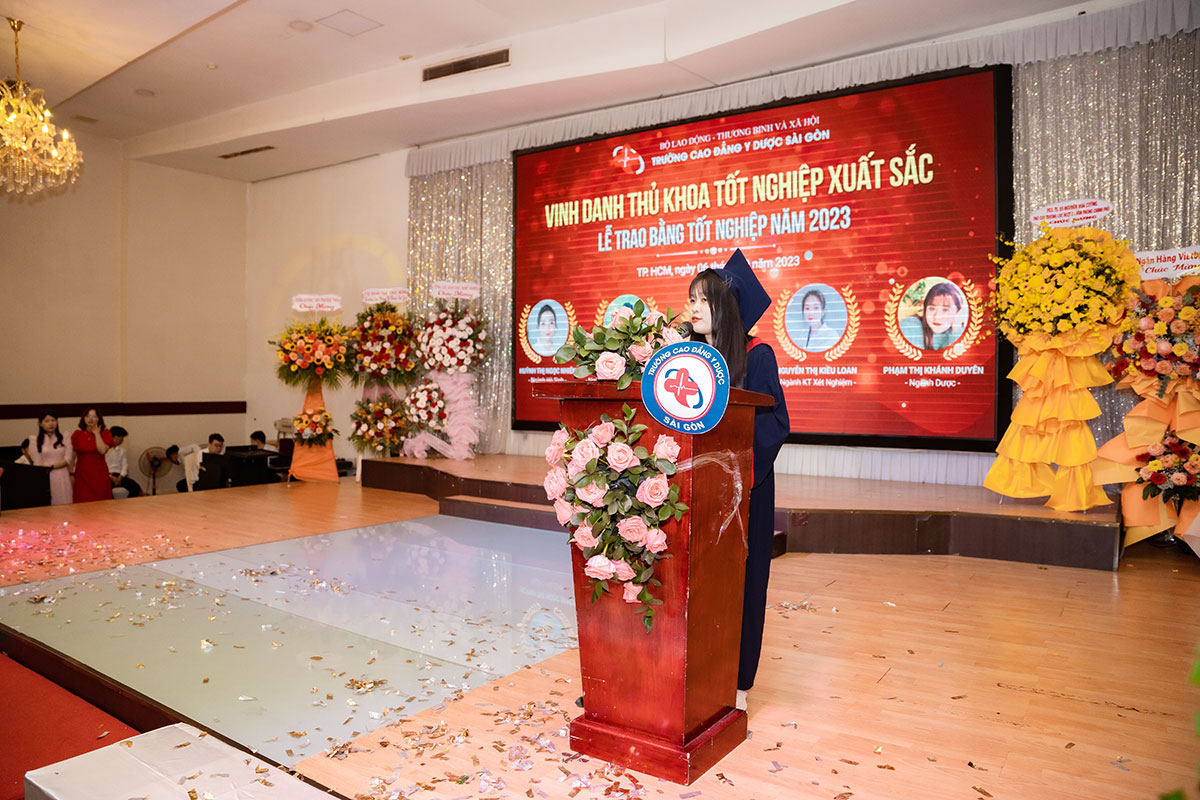 Đại diện tân thủ khoa Nguyễn Thị Kiều Loan gửi lời tri ân đến nhà trường 