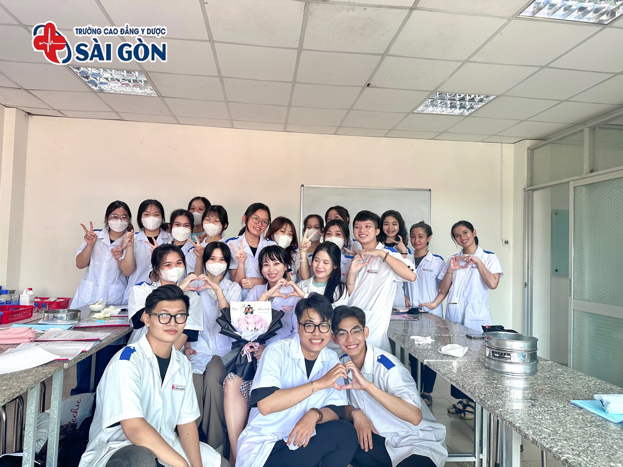 Đạo đức nghề nghiệp luôn giữ vai trò then chốt trong hoạt động dược, giúp người hành nghề xây dựng niềm tin với cộng đồng. Dưới đây là một số câu hỏi trắc nghiệm đạo đức hành nghề Dược nhằm hỗ trợ bạn củng cố kiến thức và rèn luyện kỹ năng chuyên môn.