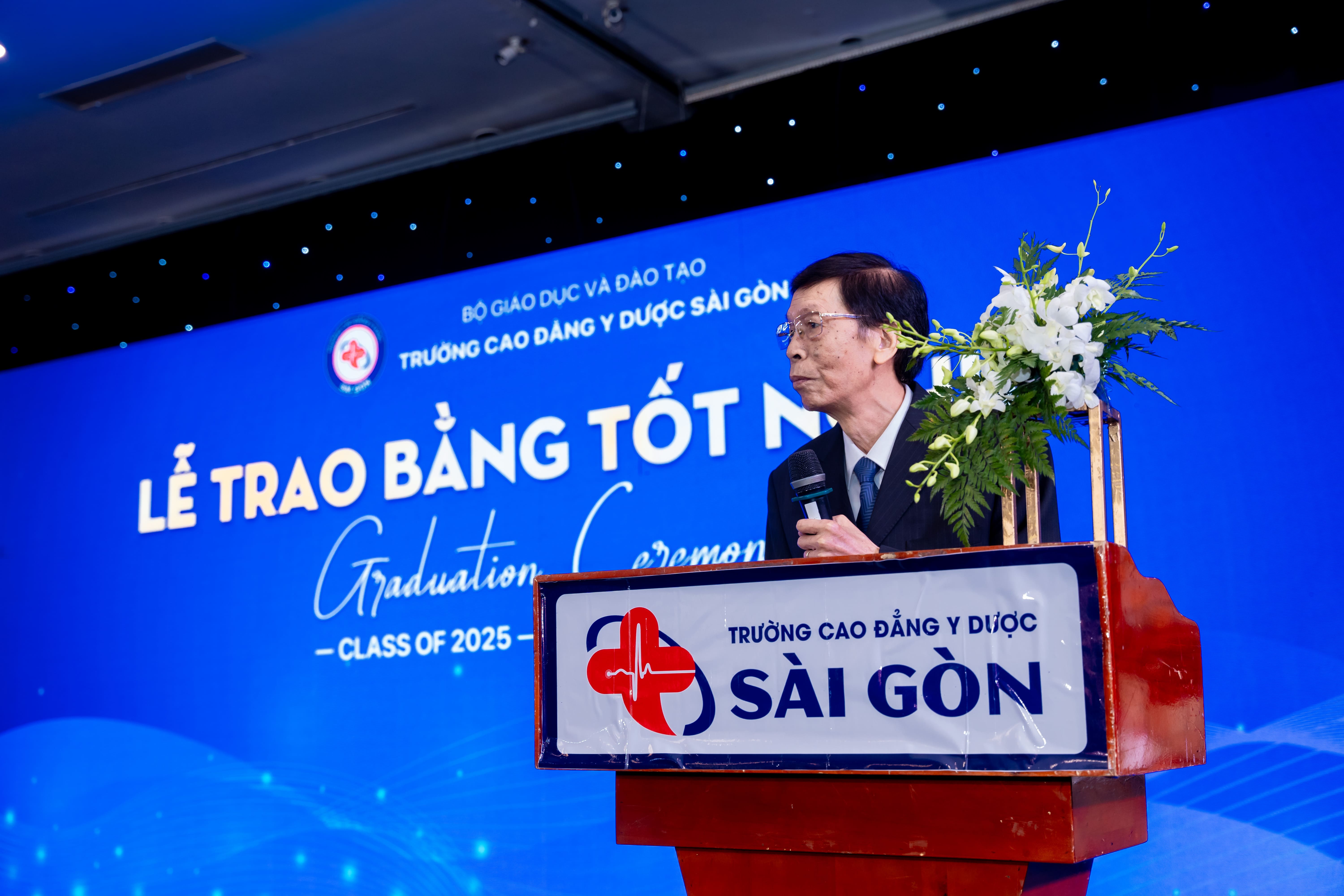 PGS TS Nguyễn Mạnh Hùng – Hiệu trưởng Nhà trường phát biểu tại buổi Lễ tốt nghiệp