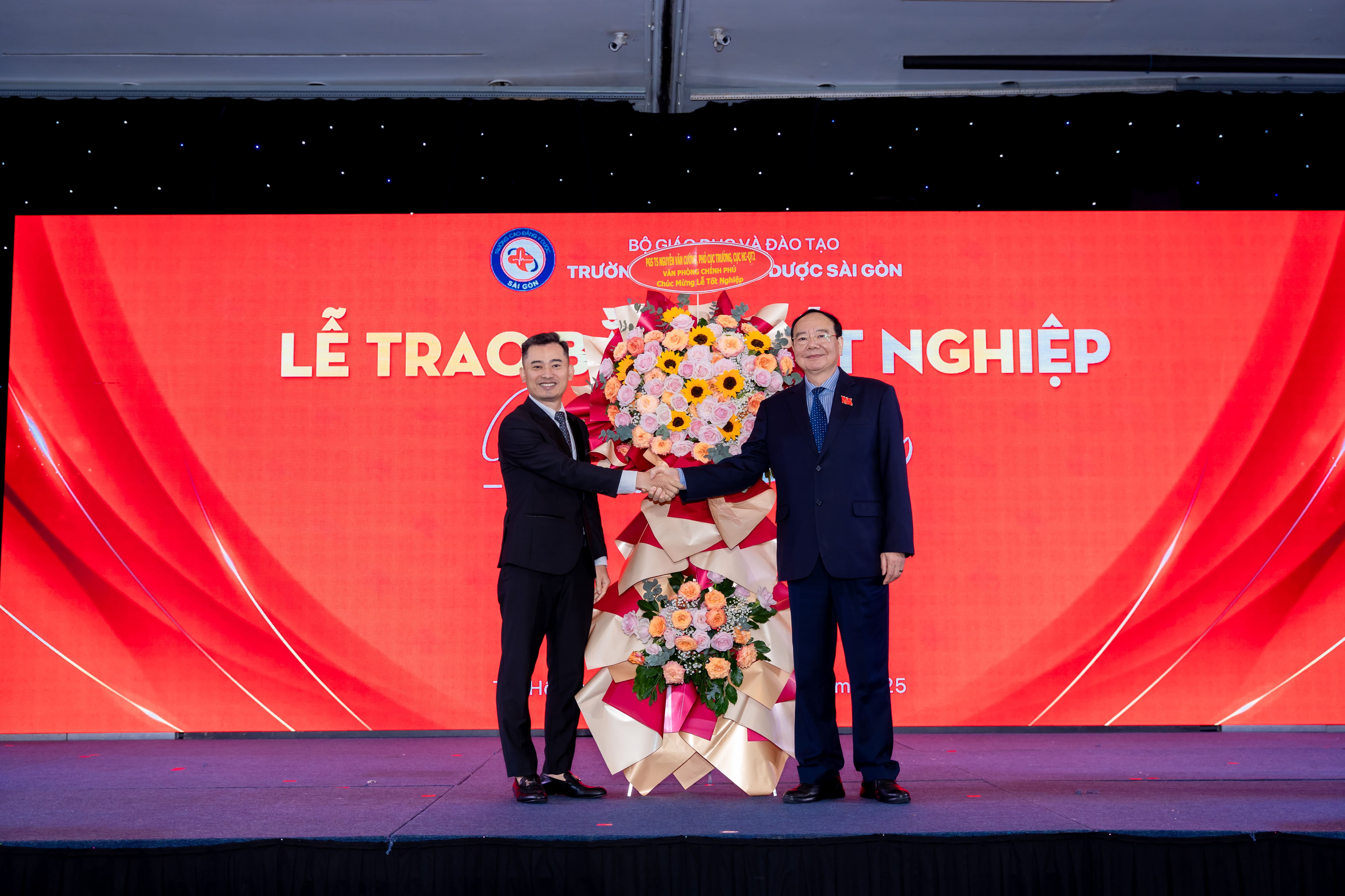 Đại diện tặng hoa nhà trường