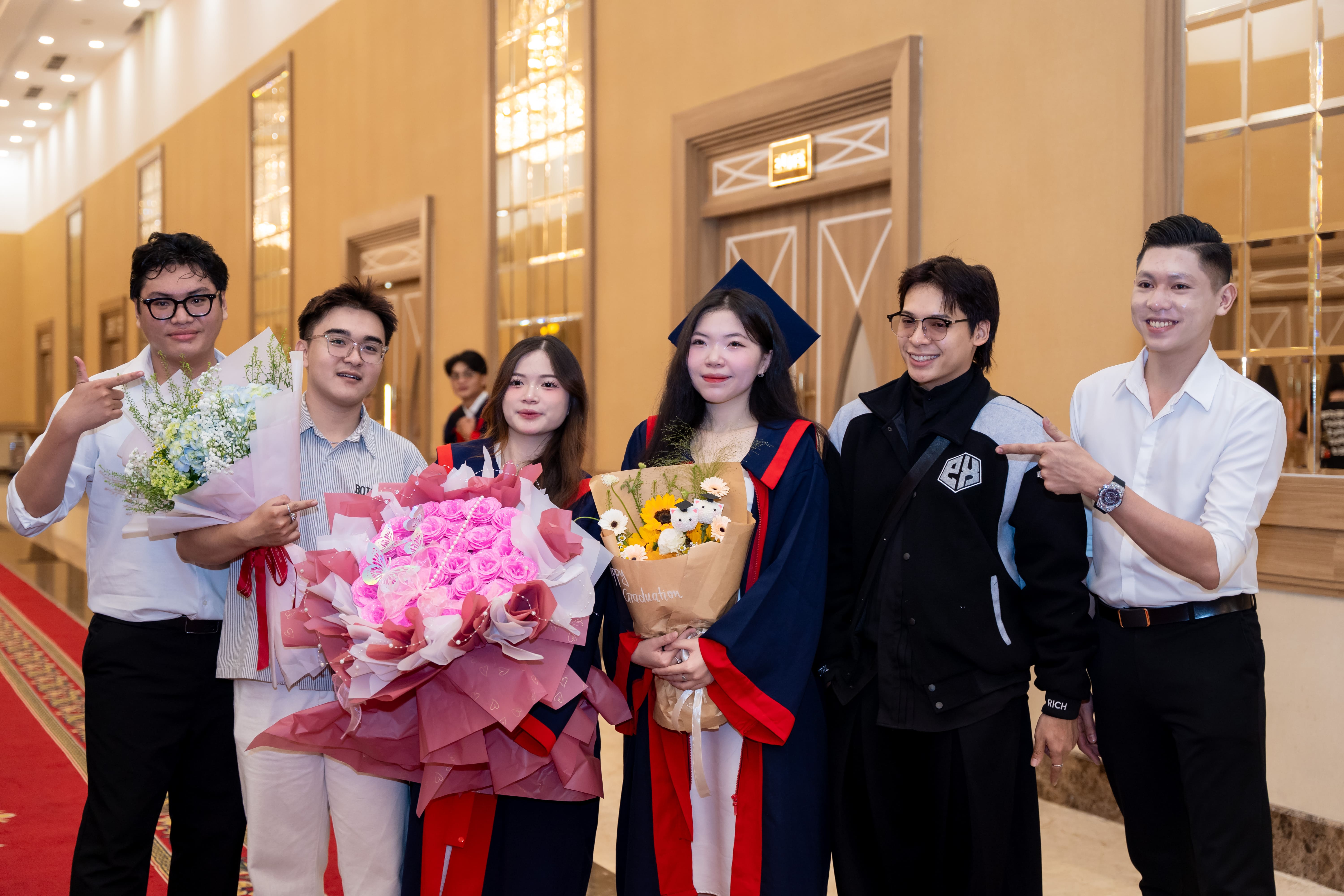 Sinh viên cùng gia đình tham dự tốt nghiệp