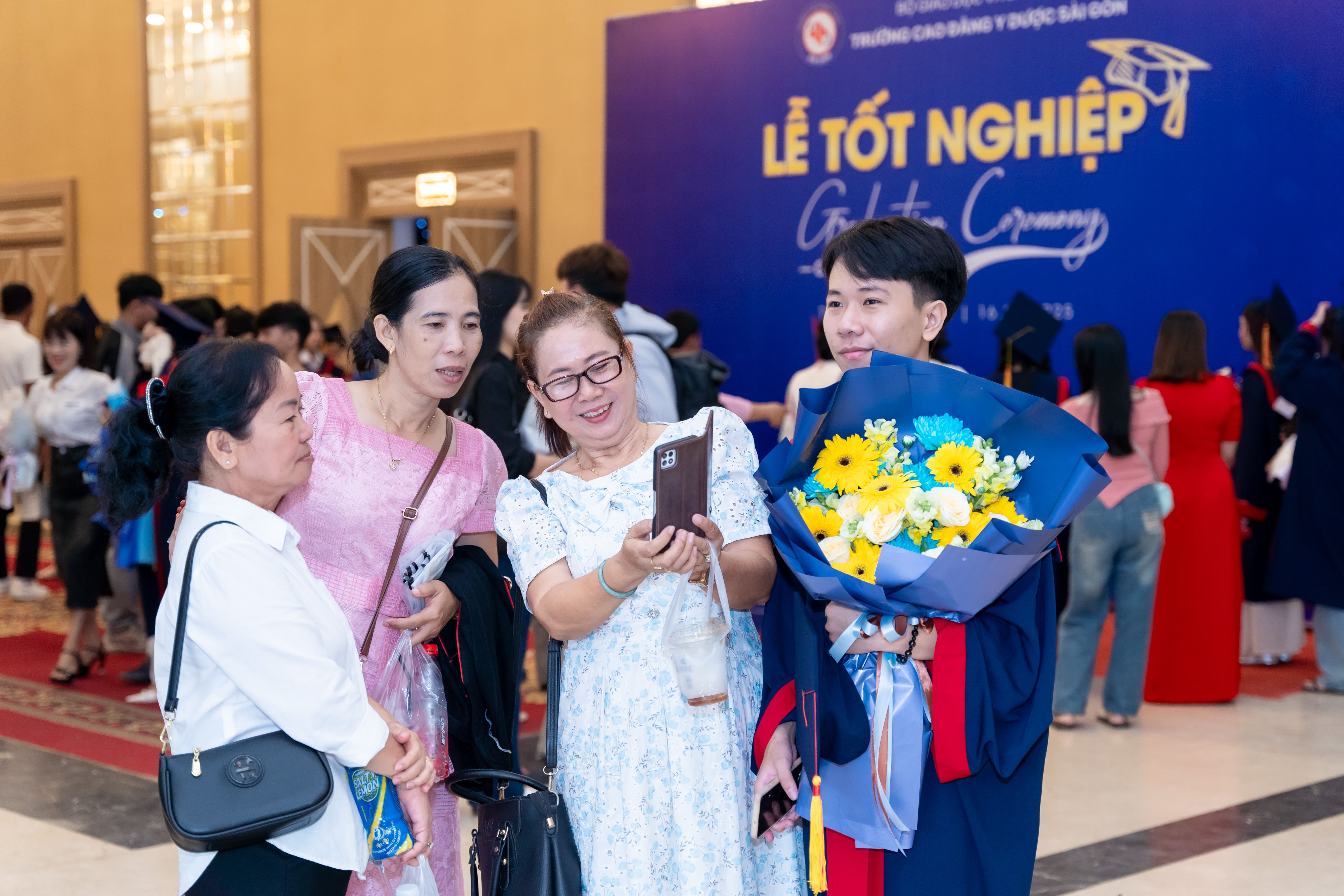 Sinh viên và gia đình đến chúc mừng tốt nghiệp