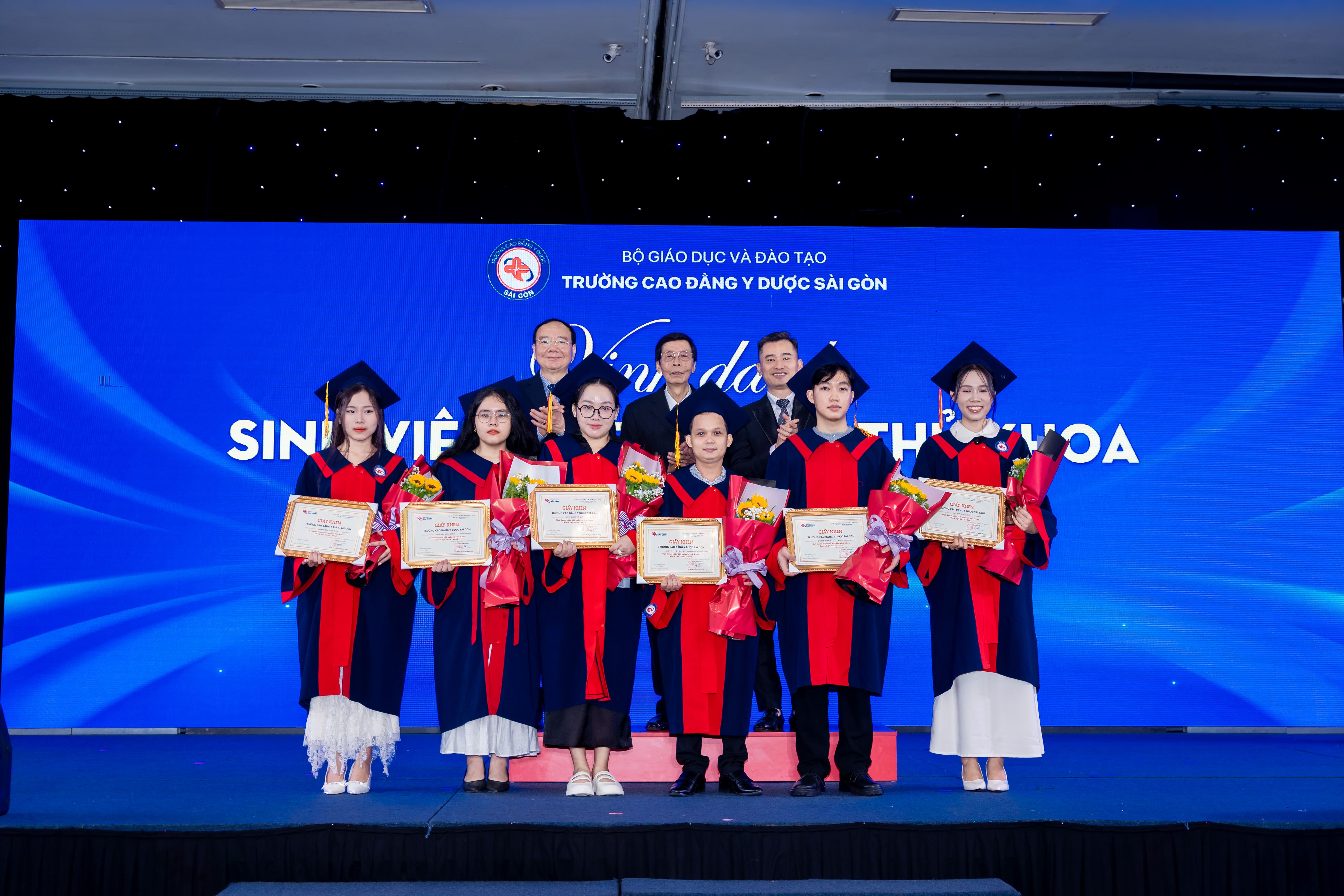 Đại diện lãnh đạo Nhà trường trao bằng khen cho các bạn sinh viên tốt nghiệp thủ khoa khóa 2022 – 2025