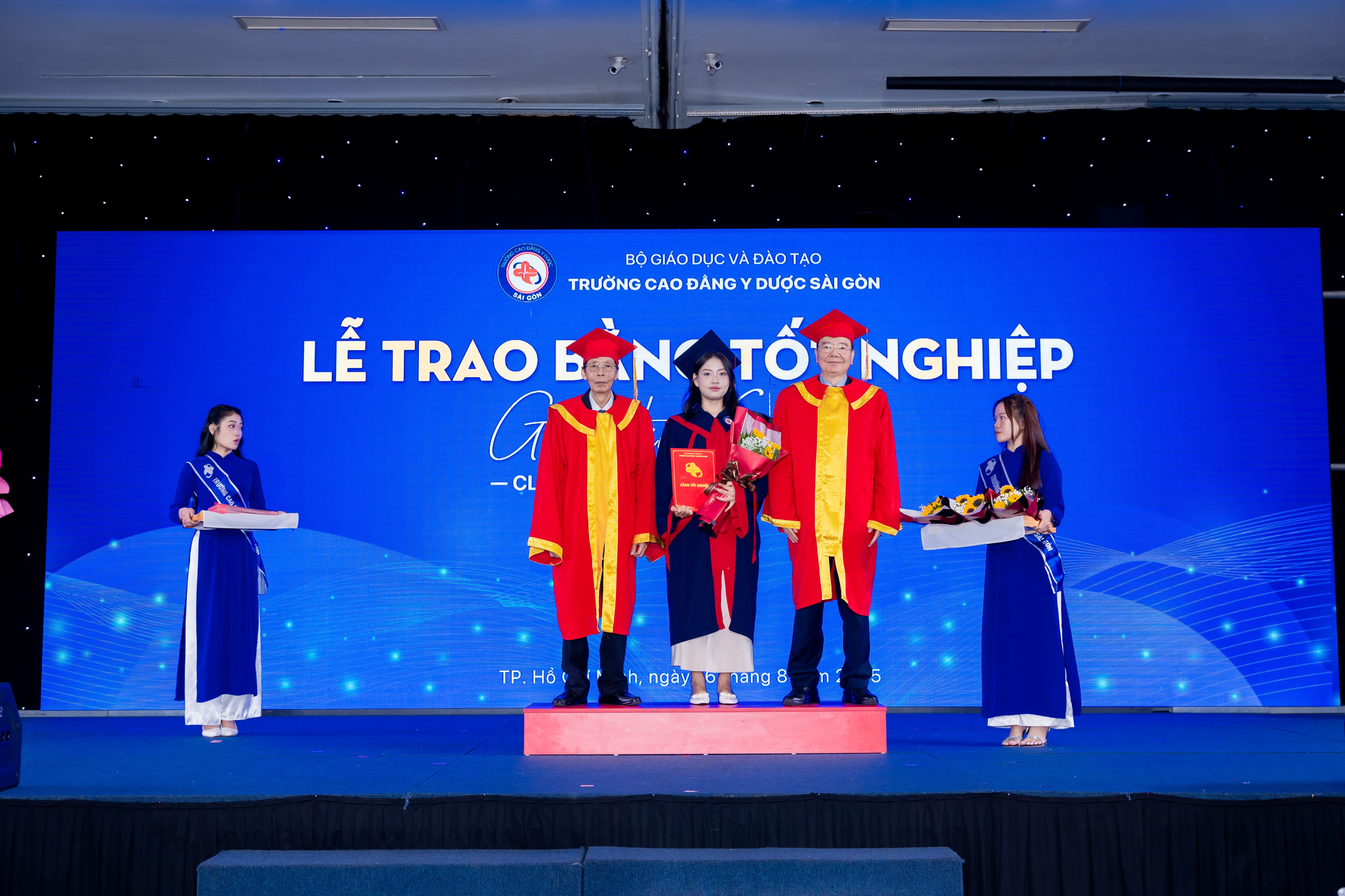 Thầy Nguyễn Mạnh Hùng Hiệu Trưởng nhà trường trao bằng tốt nghiệp cho sinh viên