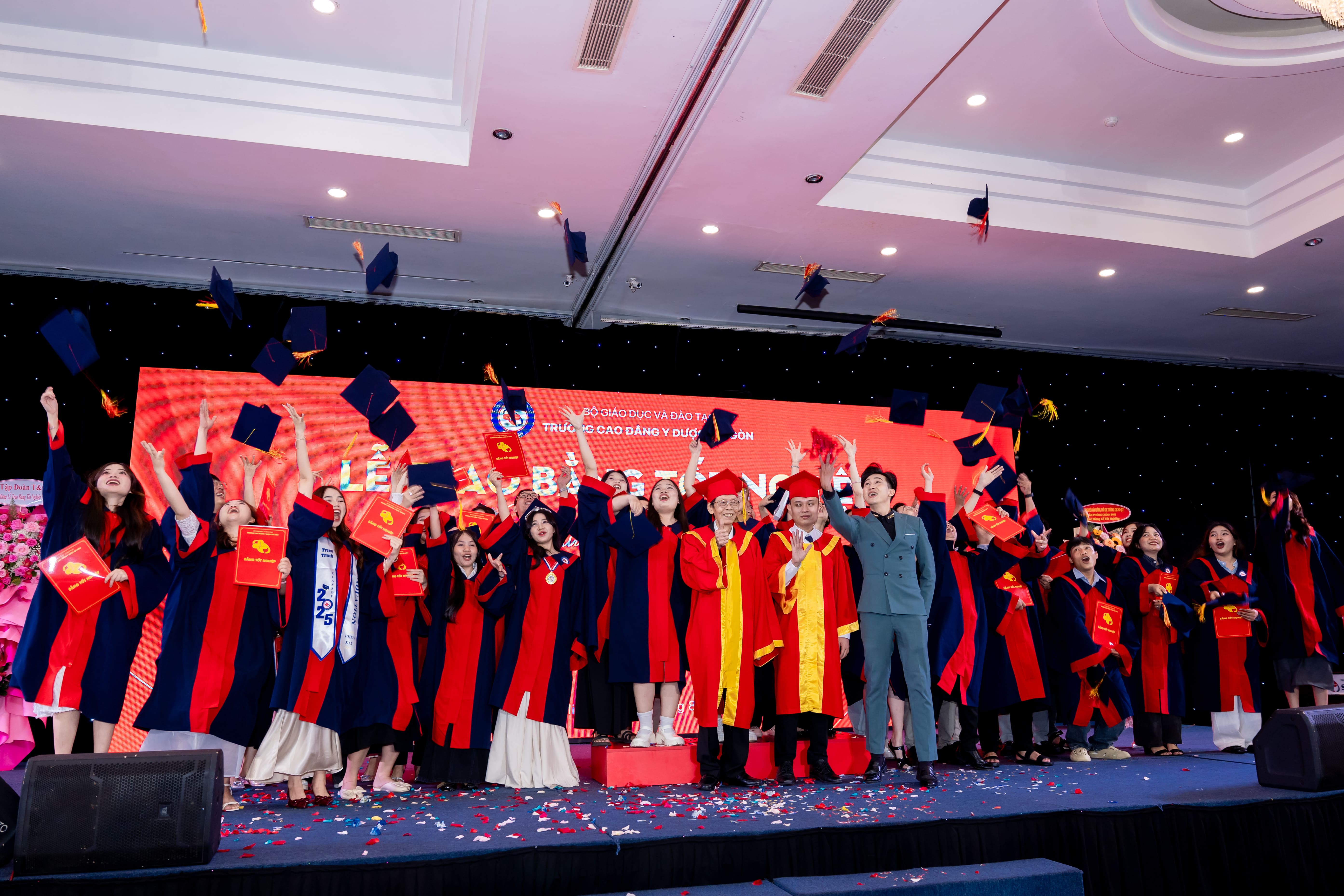 Tung bằng tốt nghiệp