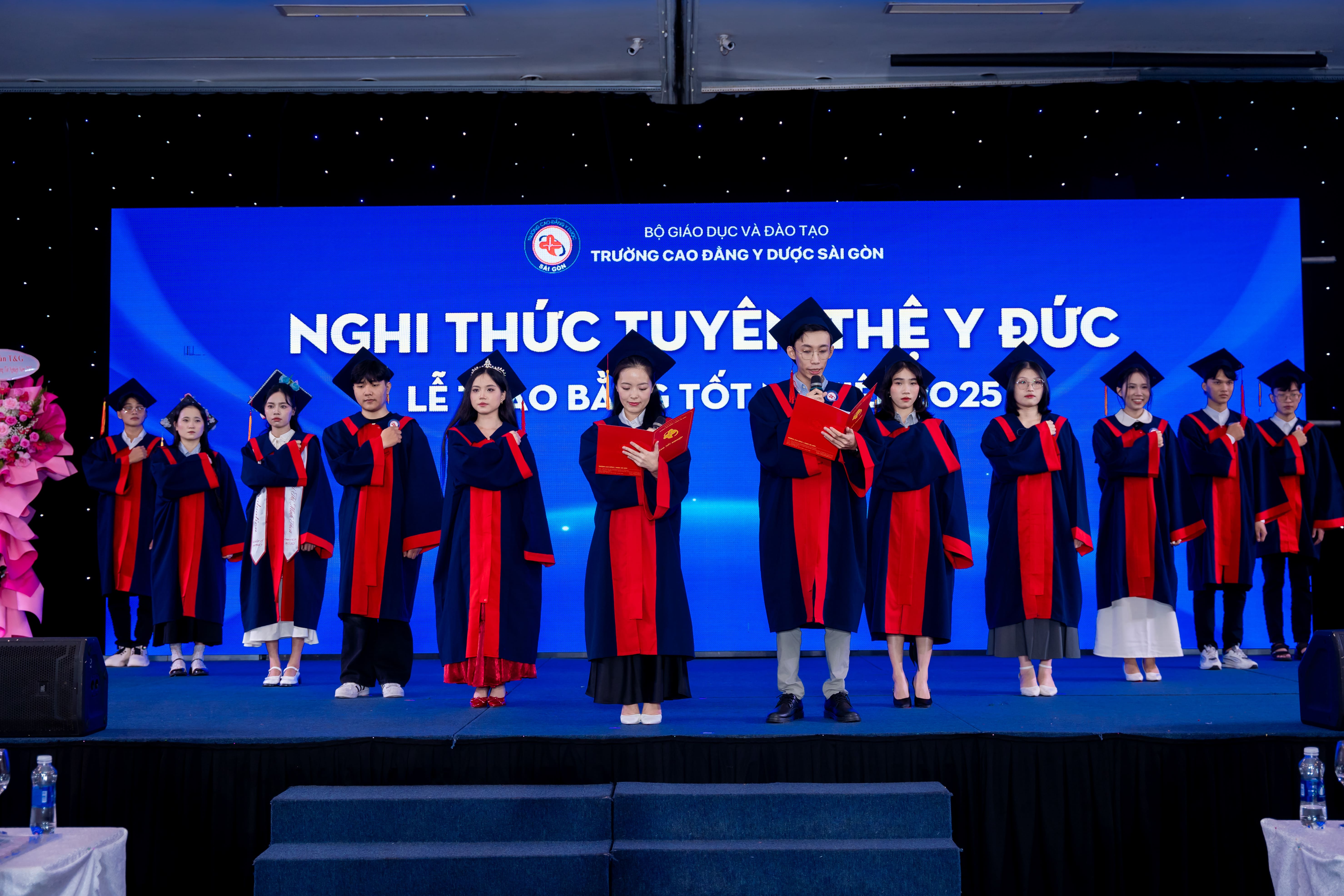 Tân sinh viên nghiêm trang trong “Lễ tuyên thệ Y Đức” suốt đời làm tròn y đức của nghề