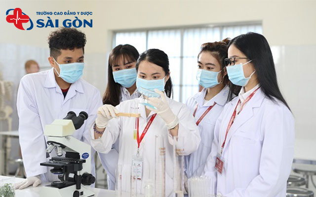 vai tr&ograve; kỹ thuật x&eacute;t nghiệm y học tại bệnh viện