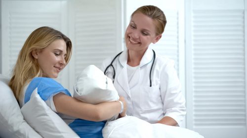 Nên học Điều dưỡng hay Hộ sinh để phát triển bản thân?