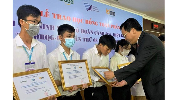 Vay tiền với lãi suất 0% áp dụng cho sinh viên có hoàn cảnh khó khăn